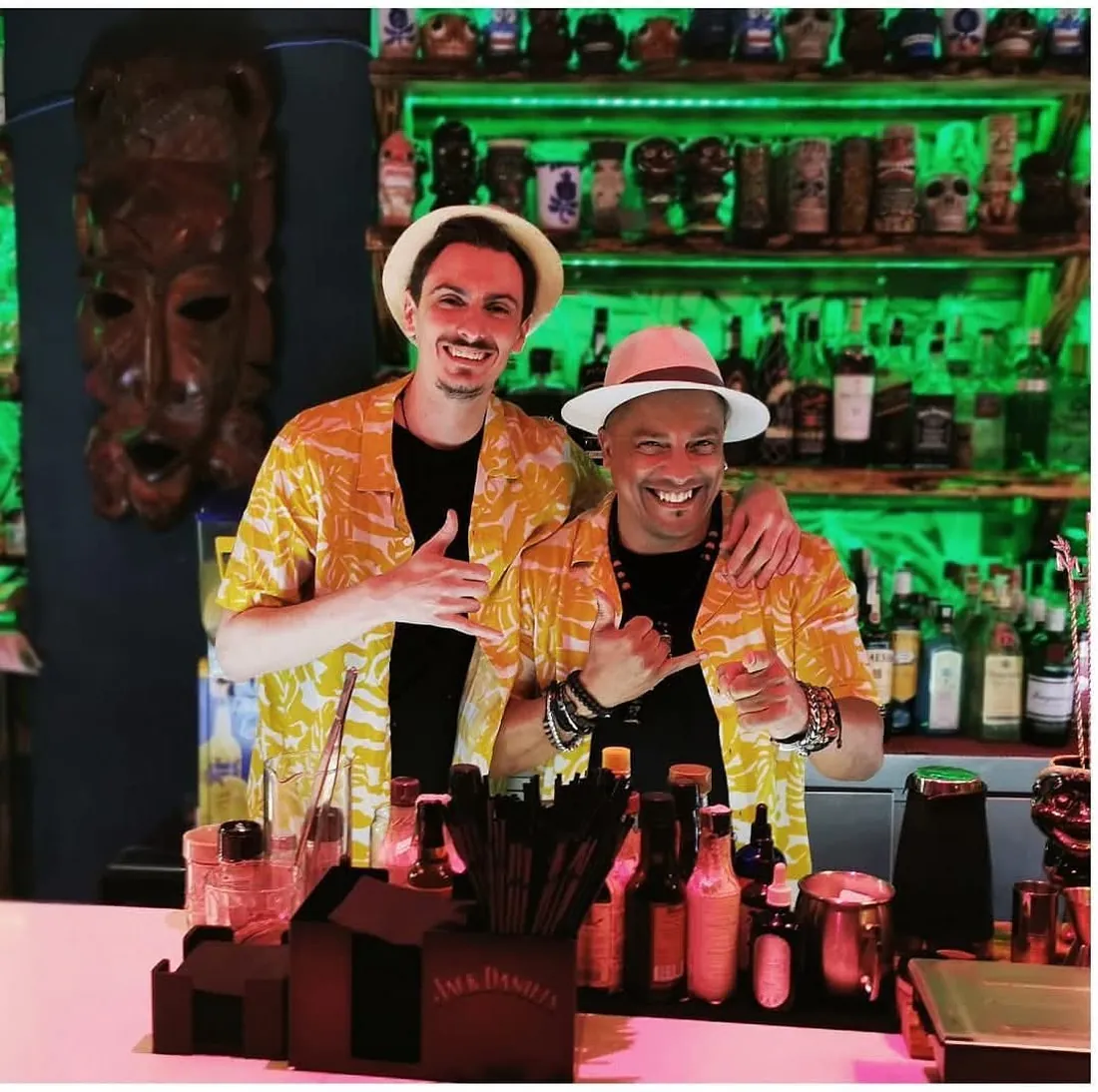 Josefran y Adrián detrás de la barra de Hanalei