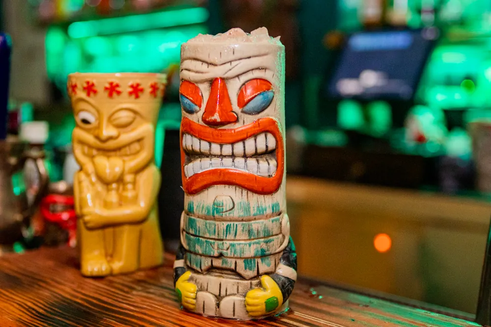 Vasos tiki sobre la barra