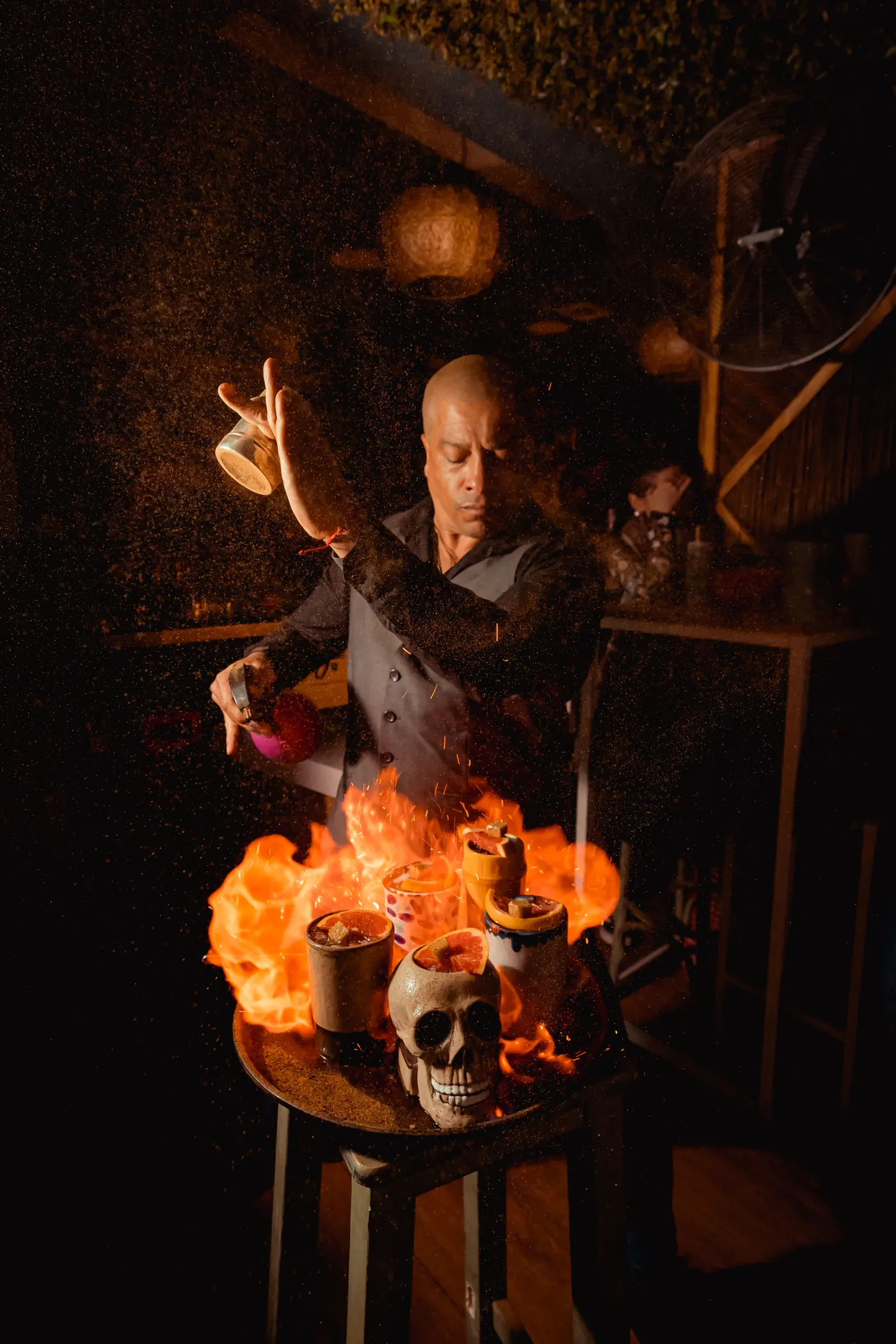 Espectáculo de fuego durante el happy hour